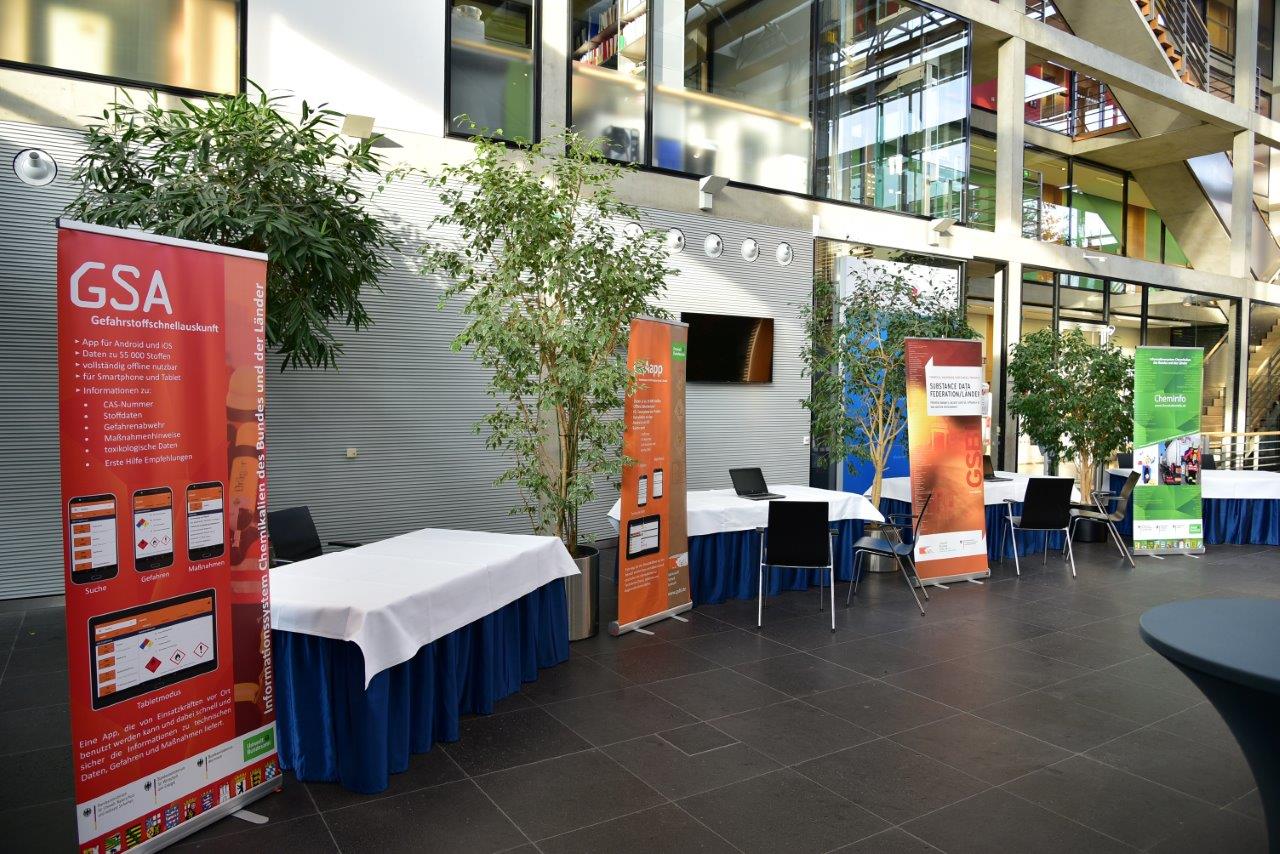 Bild im Foyer in der Landesverwaltung von Schleswig-Holstein in Berlin mit den Aufstellern von ChemInfo und GSA