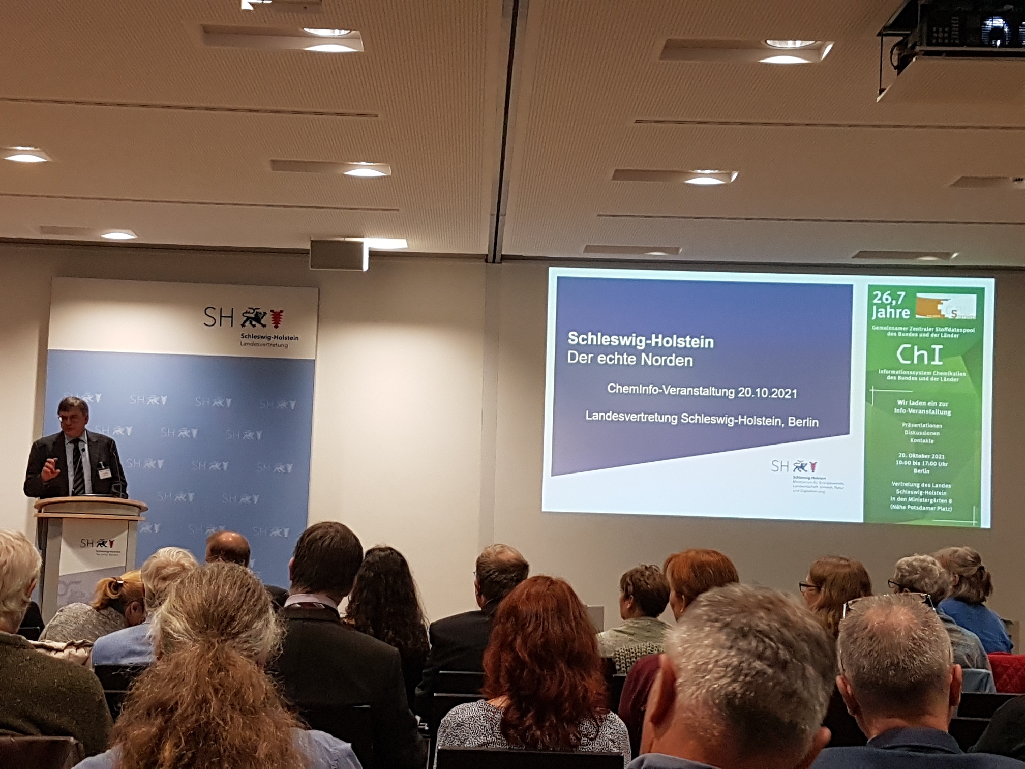 Blick auf die Bühne im Sitzungssaal in der Landesverwaltung von Schleswig-Holstein in Berlin